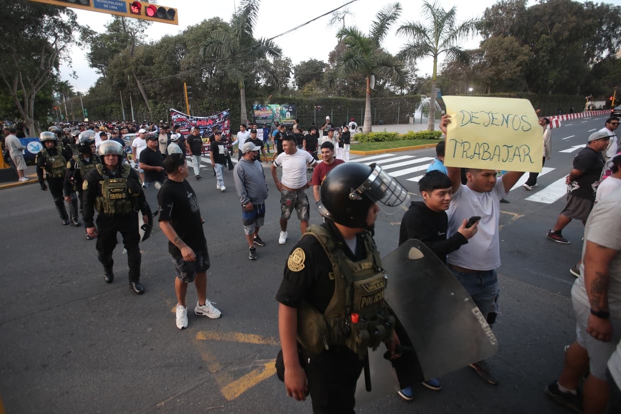 Transportistas informales marchan en contra del carril exclusivo para el Corredor Azul, implementado por la ATU. Fotos Jesús Saucedo @photo.gec