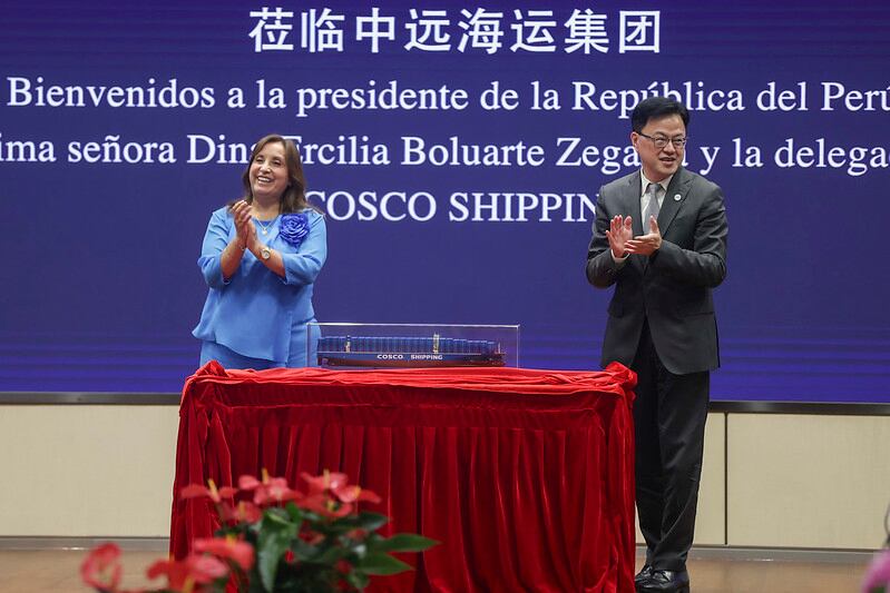 La presidenta Dina Boluarte en reunión con el presidente de Cosco Shipping Corporation Limited, Wan Min. Foto Presidencia