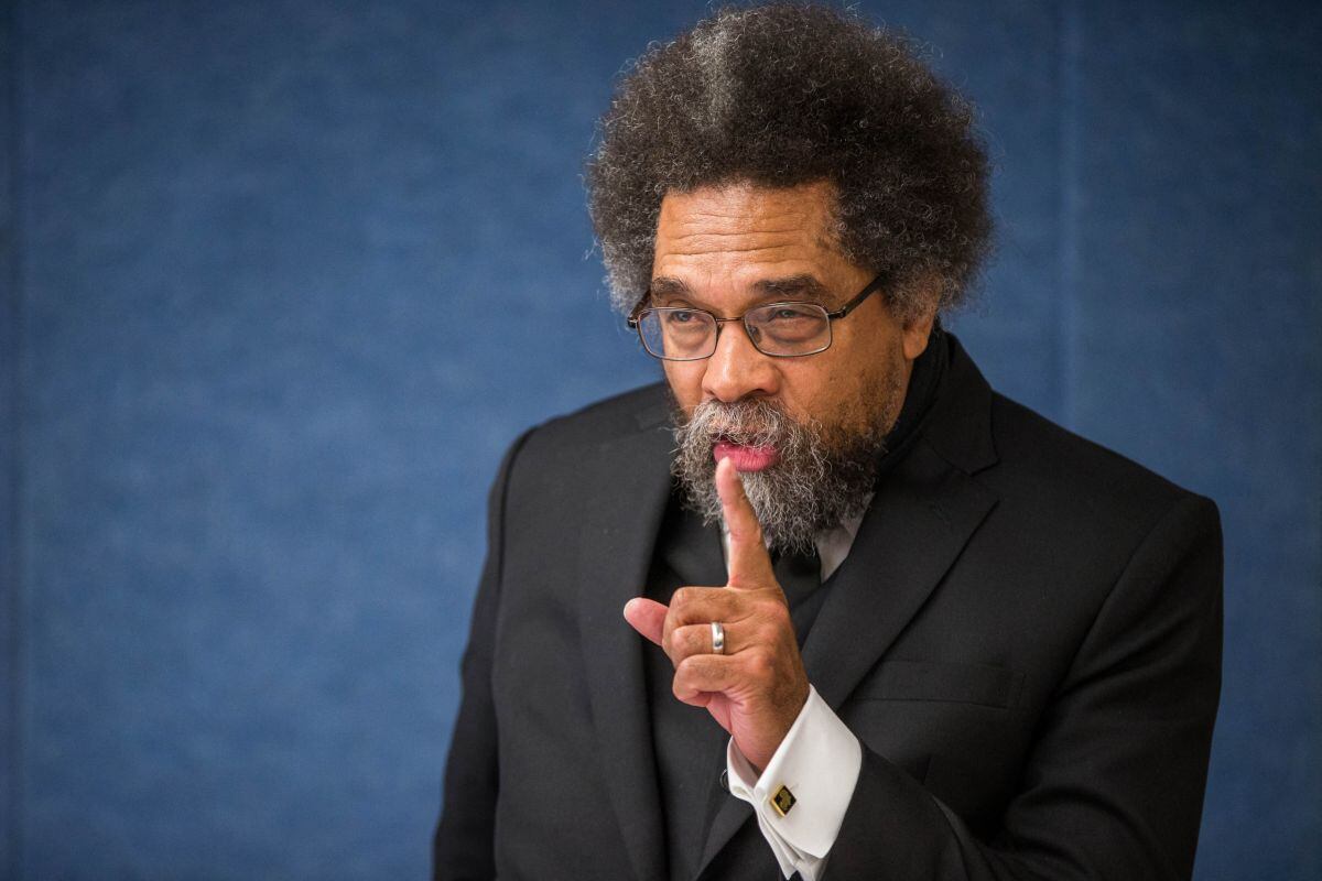 Cornel West, profesor de Filosofía y Práctica Cristiana en el Seminario Teológico de la Unión, habla durante una conferencia de prensa en la que pide al Congreso y al Departamento de Justicia de los EE. UU. que inicien una investigación federal sobre las prácticas de contratación y promoción de United Airlines en el Club Nacional de Prensa el 15 de septiembre de 2016. (Foto de Zach Gibson / AFP)