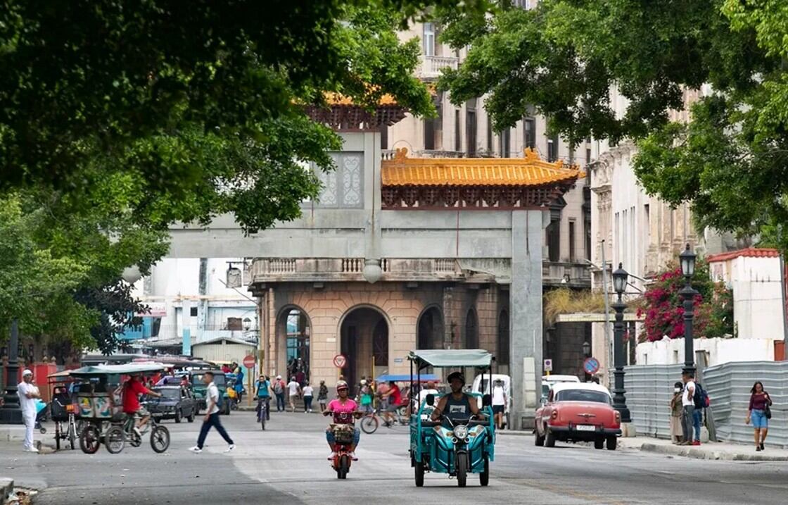 Fotografía de vehículos y peatones en la entrada del barrio chino en La Habana (Cuba). EFE/ Yander Zamora
