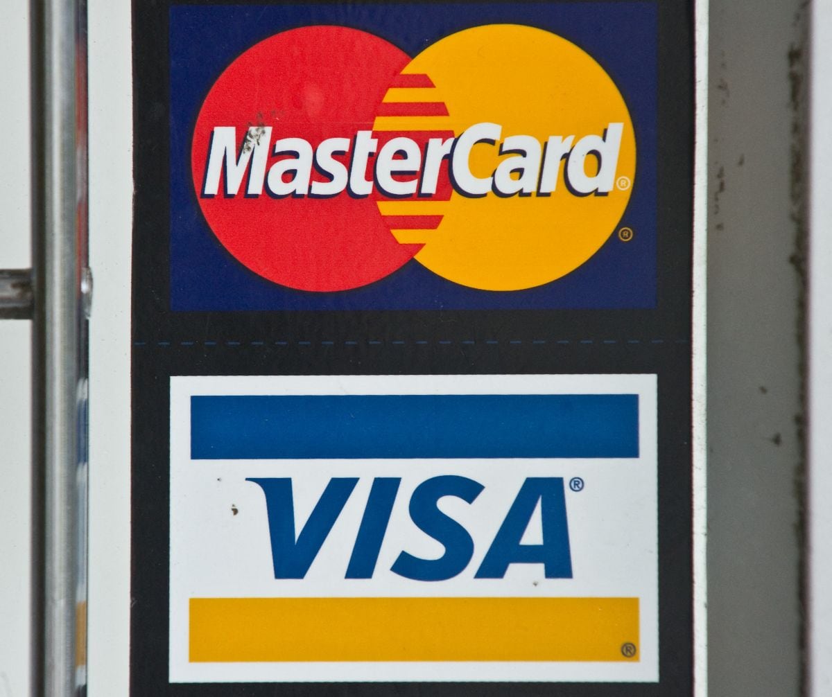 Los logos de Visa y Mastercard en una ventana de una tienda en Washington. (Foto: AFP)