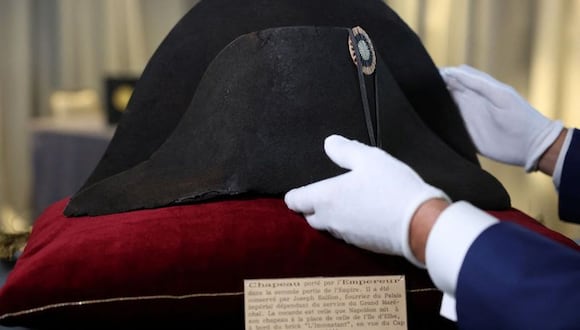 Antes de la subasta, Osenat explicó a Reuters que el sombrero negro de fieltro de castor con la tradicional forma de dos picos era una marca registrada de Napoleón (Foto:  REUTERS)