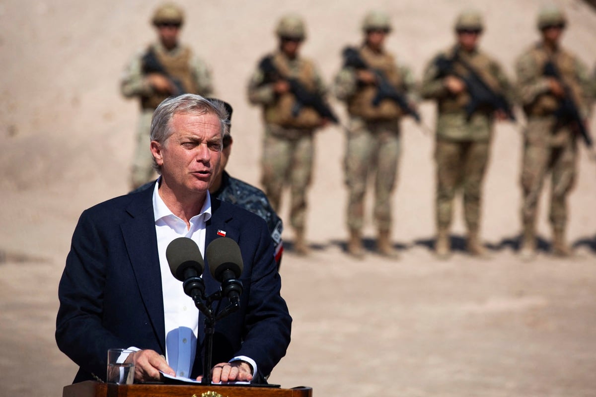 El presidente de Chile, José Antonio Kast, habla junto a un grupo de soldados cerca del puesto fronterizo de Chacalluta, en la frontera entre Chile y Perú, el 16 de marzo de 2026. (Patricio BANDA / AFP)
