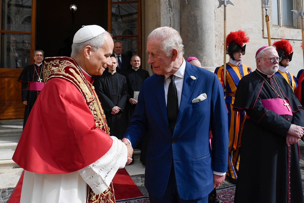 El papa León XIV (i) y el arzobispo de York, Stephen Cottrell, han presidido en la Capilla Sixtina en el Vaticano la oración ecuménica dedicada a la defensa del medio ambiente en la que participan los reyes de Reino Unido, Carlos III (c) y Camila, un evento histórico que se produce después de casi 500 años de la reforma anglicana. EFE/ Simone Risoluti/vatican Media