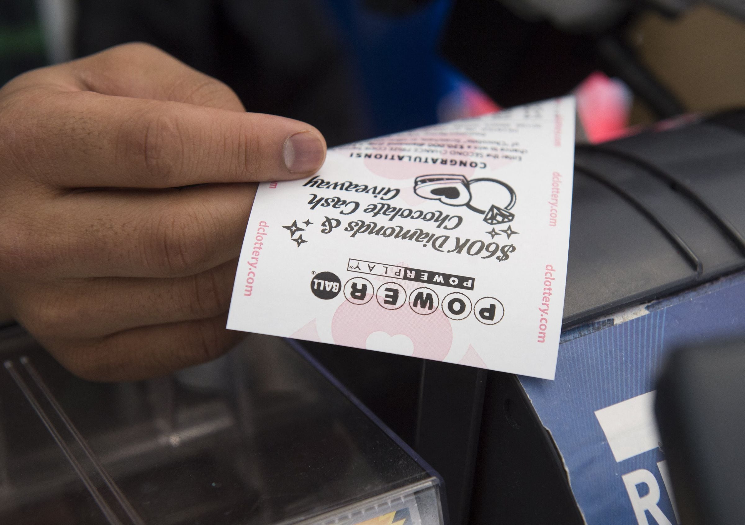 Los plazos límite para la venta de boletos del Powerball varían según la jurisdicción. (Foto: SAUL LOEB / AFP)