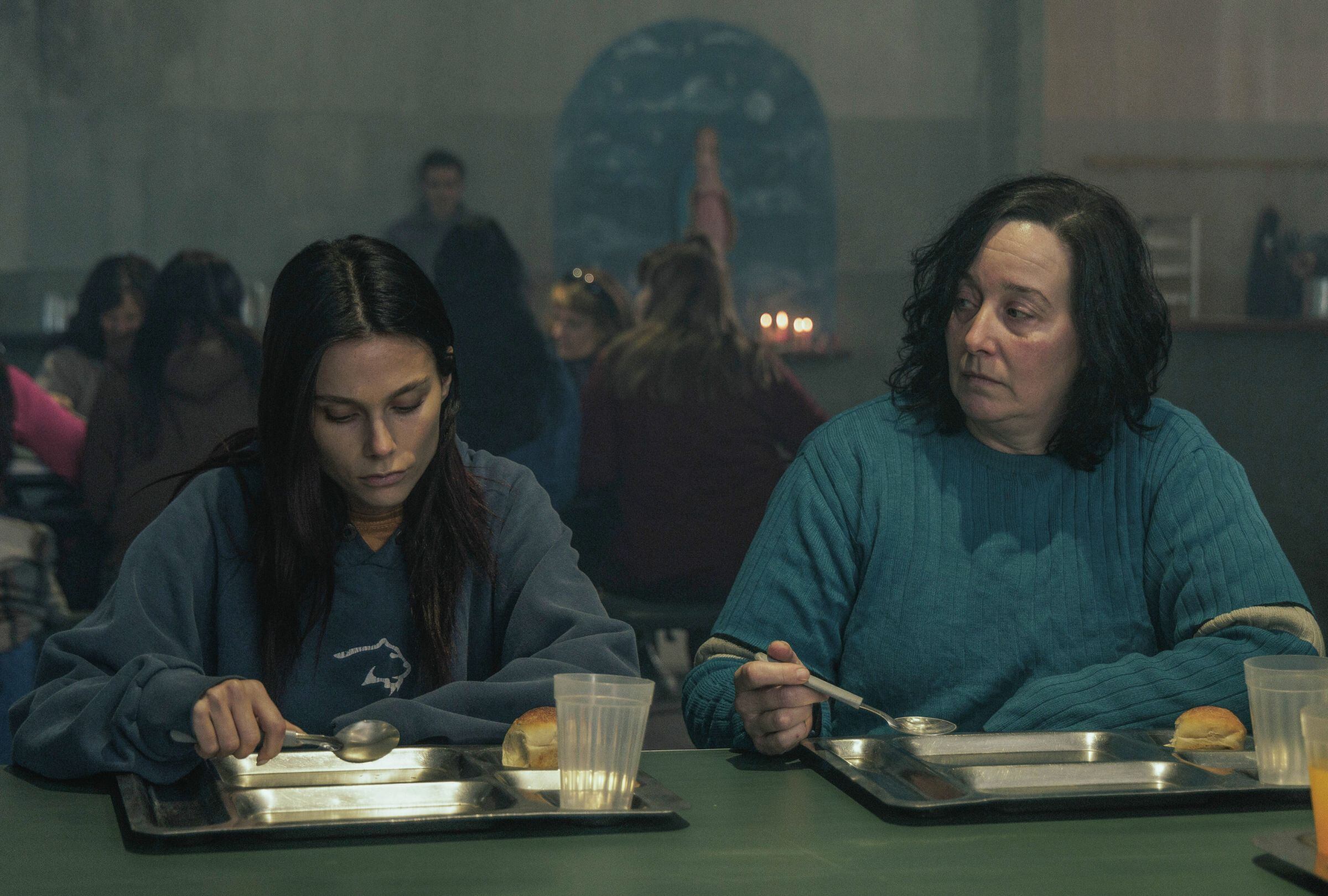 Valentina Zenere como Marina y Ana Garibaldi como Gladys en una escena de la serie "En el barro" (Foto: Netflix)