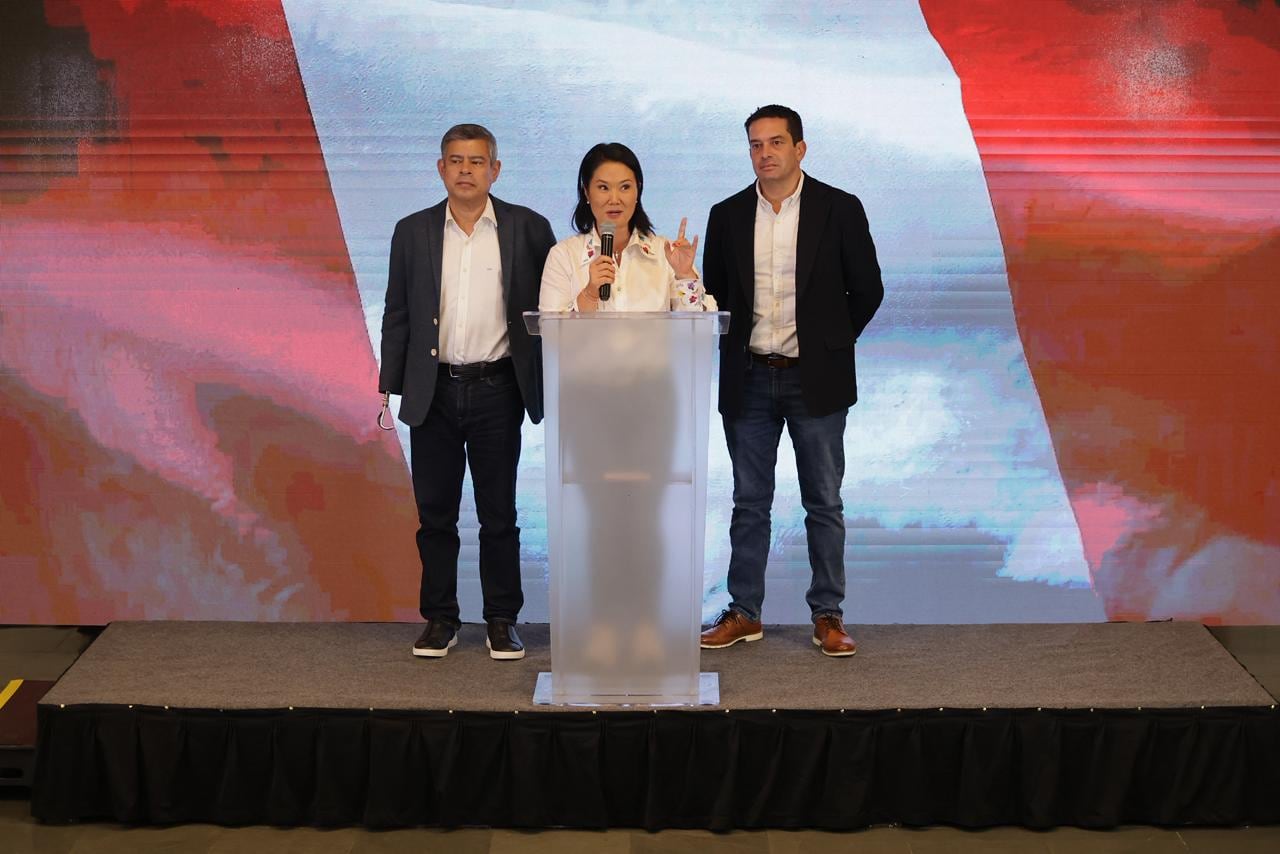 Keiko Fujimori brindó un mensaje por la noche junto a los integrantes de su plancha presidencial. (Foto: Julio Reaño/GEC)