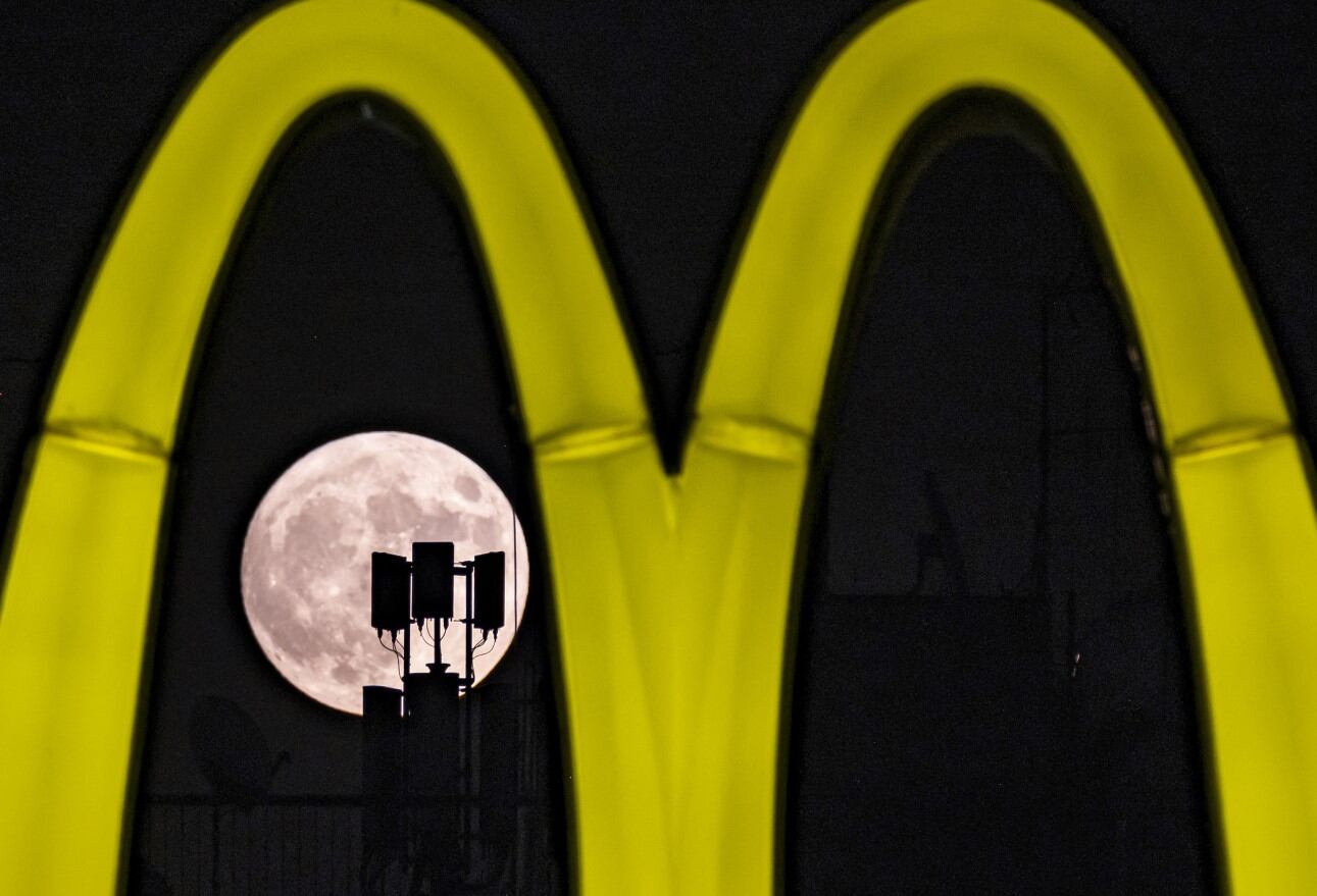 McDonald’s es una famosa empresa estadounidense dedicada a vender comida rápida (Foto: AFP)