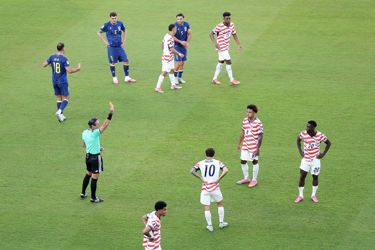 El árbitro Raphael Claus muestra tarjeta roja a Folarin Balogun, número 20 de Estados Unidos, durante el partido de dieciseisavos de final de la Copa Mundial de la FIFA 2026 contra Bosnia y Herzegovina en el Estadio de la Bahía de San Francisco el 1 de julio de 2026. Fotógrafo: Michael Steele/Getty Images