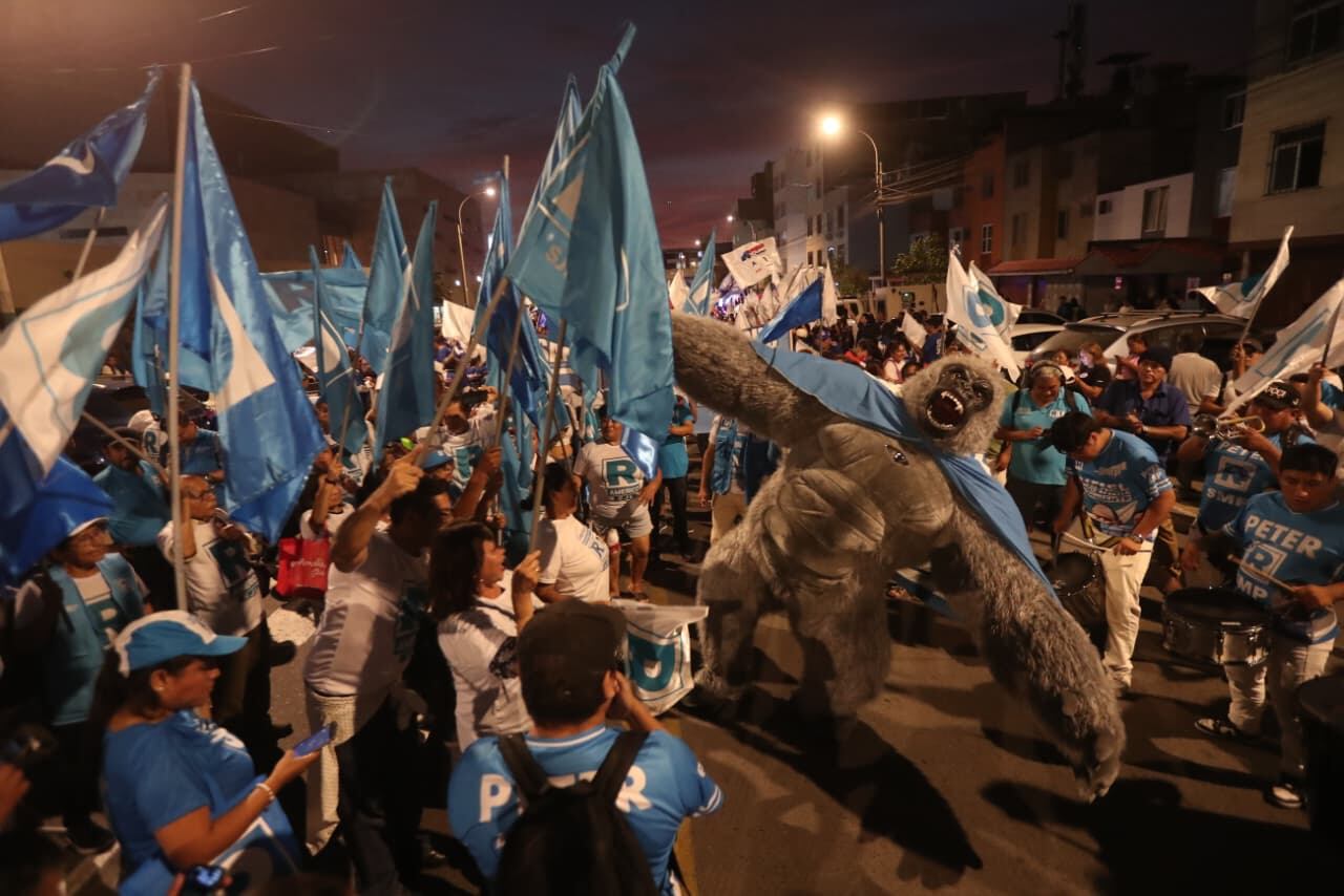 Debate electoral JNE | Simpatizantes de diversos partidos se concentran en los exteriores del Centro de Convenciones en San Borja, para apoyar a los candidatos de sus partidos en el primer día del debate electoral de cara a las elecciones presidenciales 2026. Fotos: Jesús Saucedo / @photo.gec