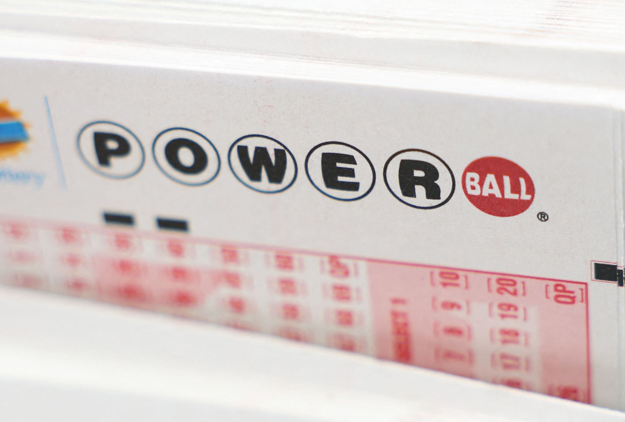 En esta nota conocerás los resultados del sorteo del Powerball del lunes 18 de mayo y descubrir si alguien se quedó con el premio mayor. (Foto: Patrick T. Fallon / AFP)