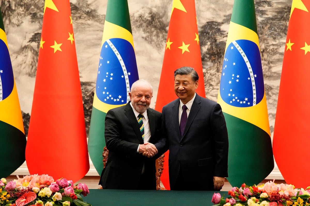 El presidente chino, Xi Jinping (derecha), y el presidente de Brasil, Luiz Inacio Lula da Silva. (Foto: AFP)