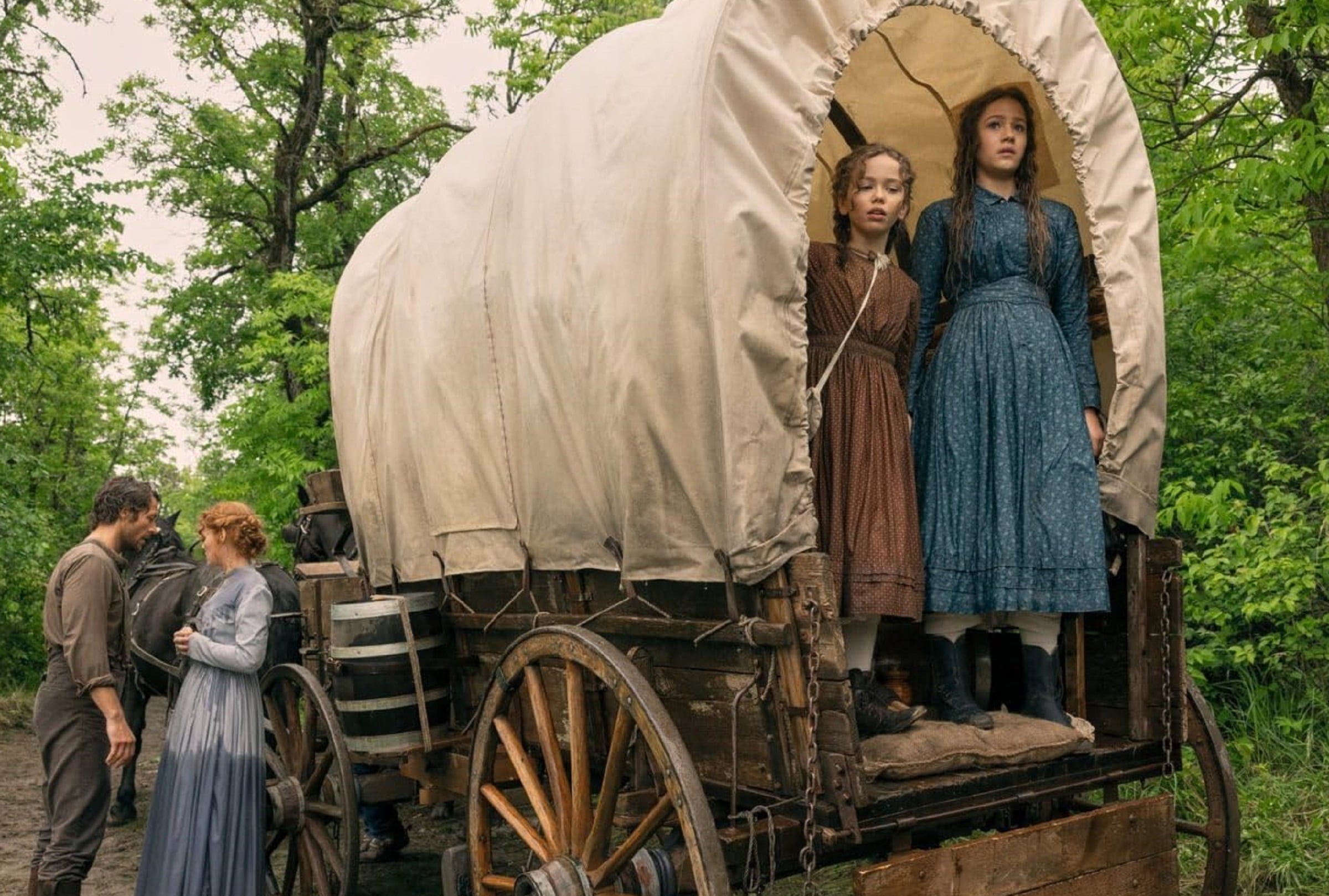 En "Little House on the Prairie", Charles (Luke Bracey) y Caroline Ingalls (Crosby Fitzgerald), junto a sus hijas Mary (Skywalker Hughes) y Laura (Alice Halsey), se mudan en busca de una nueva vida (Foto: Netflix)