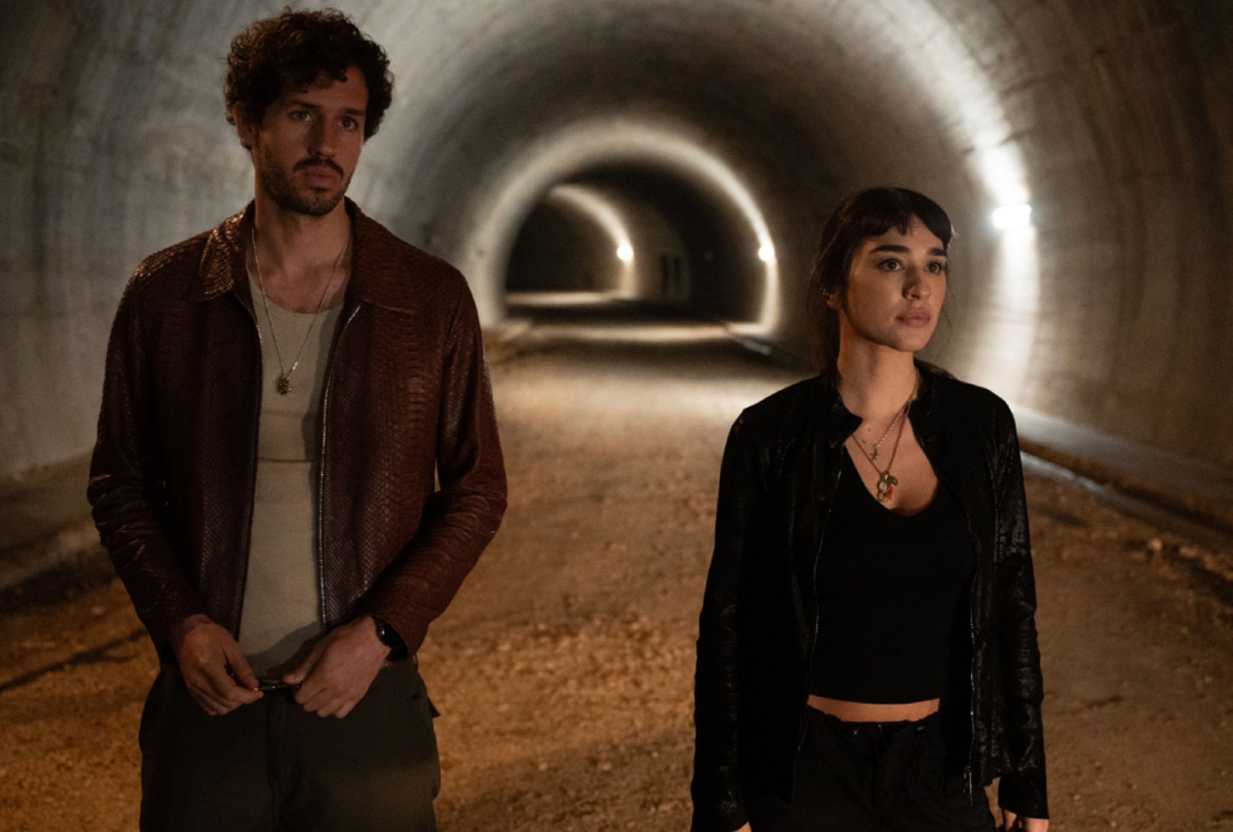 Victor Belmondo se encarga de interpretar a Jay y Simona Tabasco se encarga de interpretar a Chiara en la comedia de acción y thriller sobre atracos "Masterplan" (Foto: Amazon Prime Video)