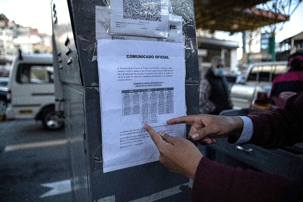 Un comunicado oficial del Banco Central de Bolivia se exhibe en una estación de servicio explicando qué billetes de la Serie B eran válidos el 3 de marzo. Fotógrafo: Marcelo Perez del Carpio/Bloomberg