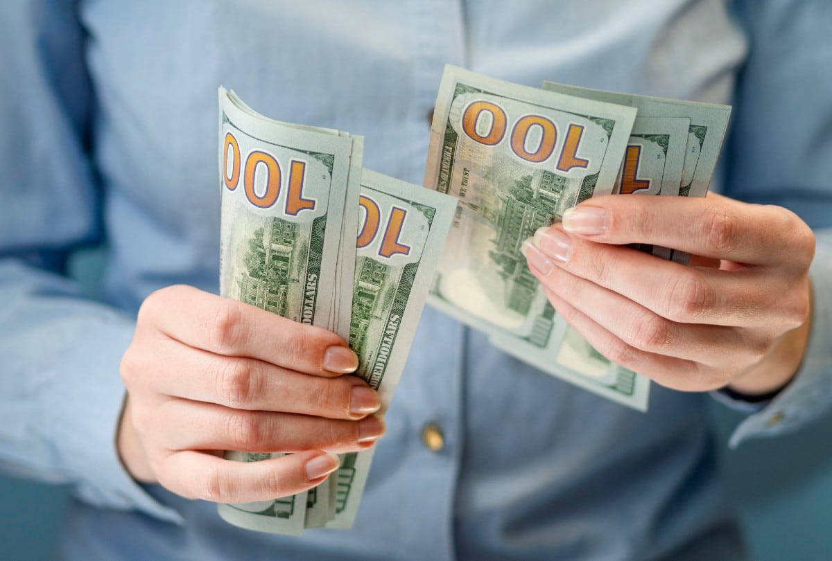 El nuevo impuesto en EE.UU. obliga a muchos a elegir mejor cómo mandar remesas a México. | Crédito: Freepik