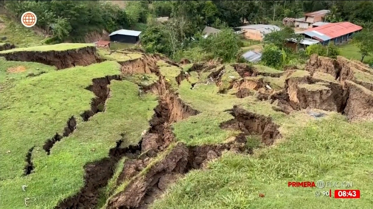 Grietas de hasta dos metros de profundidad obligaron a evacuar Eladio Tapullima, en El Dorado, San Martín. (América TV)