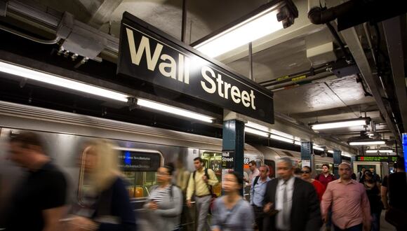 Pasajeros salen de la estación de metro de Wall Street cerca de la Bolsa de Valores de Nueva York (NYSE) en Nueva York, EE.UU., el viernes 4 de mayo de 2018. Fotógrafo: Michael Nagle/Bloomberg