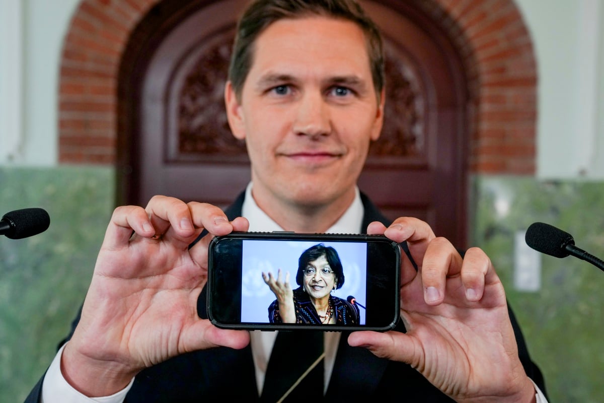 El presidente del Comité Nobel noruego, Jorgen Watne Frydnes, muestra en su teléfono una fotografía de Navanethem «Navi» Pillay —galardonada con el Premio Nobel de la Paz 2026— en el Instituto Nobel de Oslo (Noruega), el 9 de octubre de 2026. EFE/EPA/JAVAD PARSA