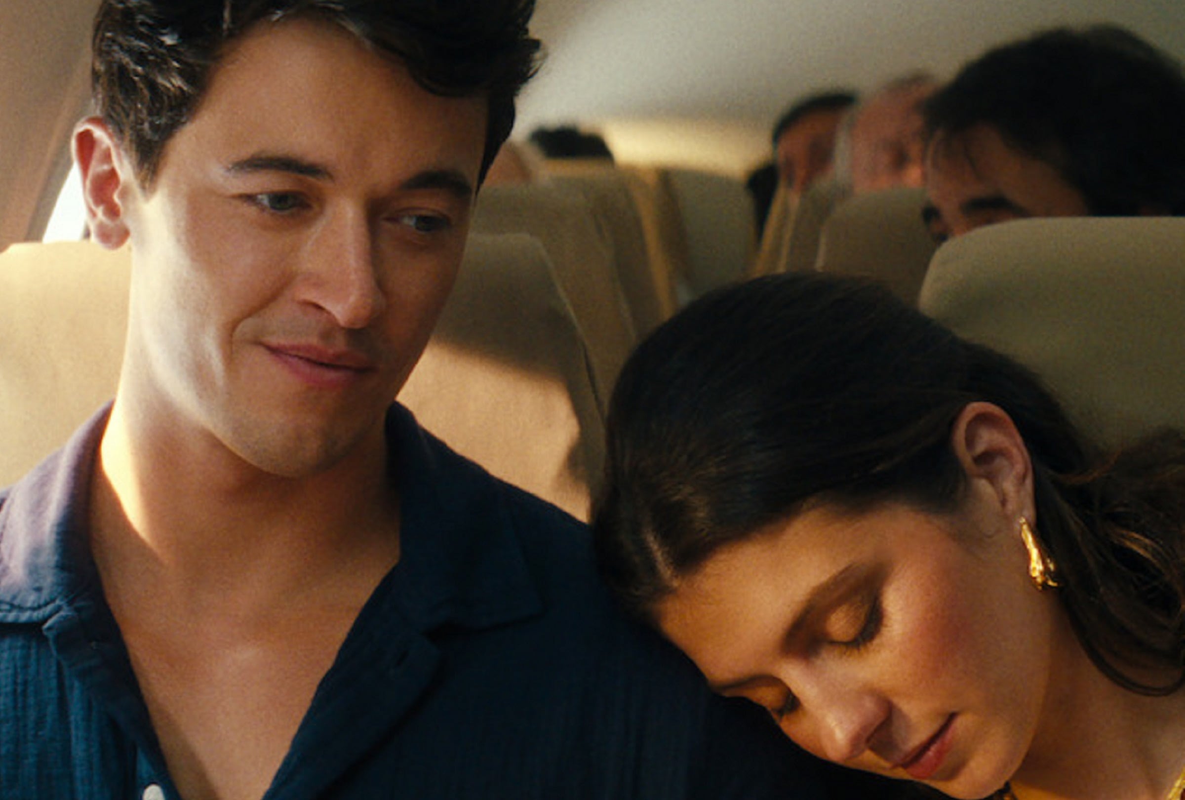 Tom Blyth interpreta a Alex Nilsen y Emily Bader interpreta a Poppy Wright en la comedia romántica "Gente que conocemos en vacaciones" (Foto: Netflix)