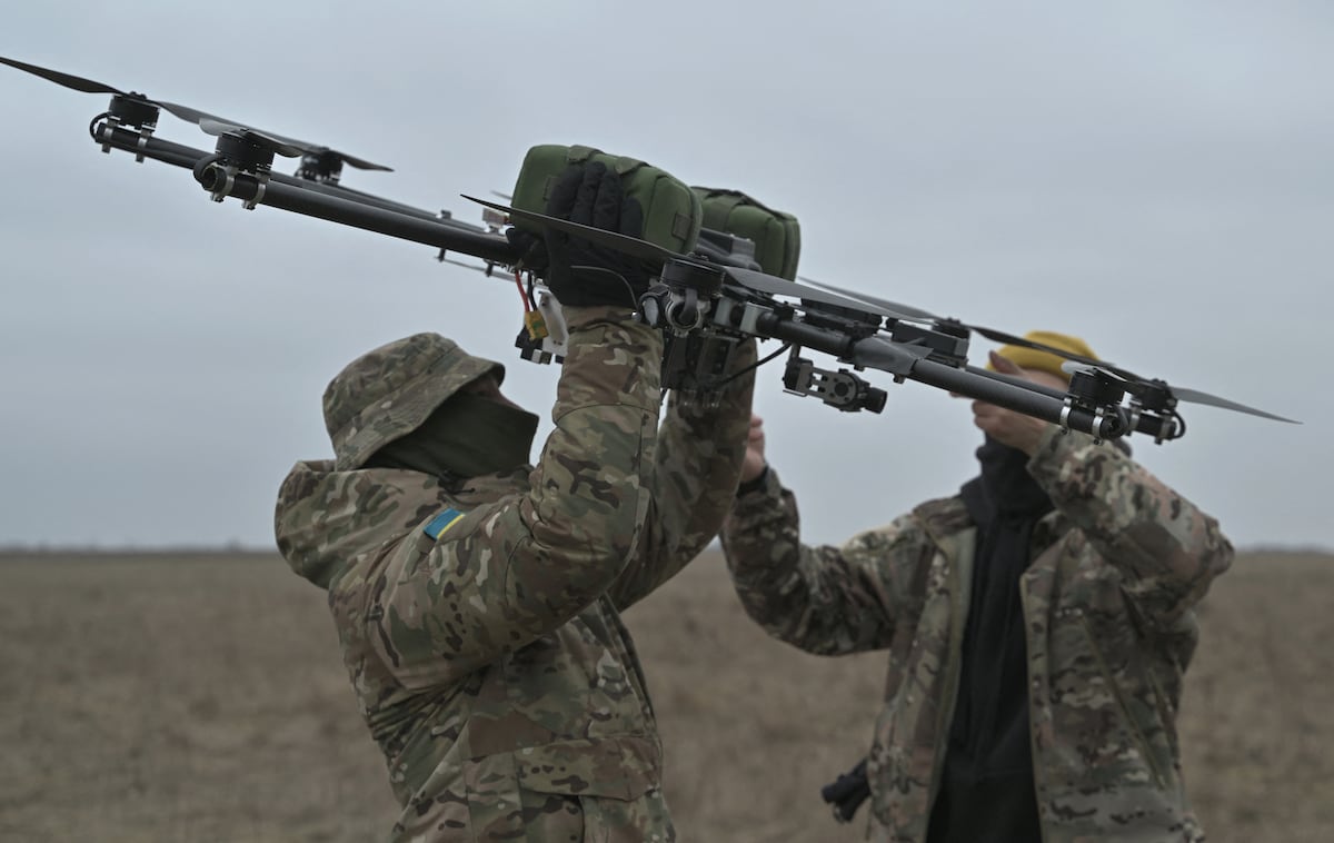 Los pilotos llevan un dron en un campo de entrenamiento en la región de Kiev el 23 de febrero de 2024, en medio de la invasión rusa de Ucrania. (Foto de Genya SAVILOV / AFP).