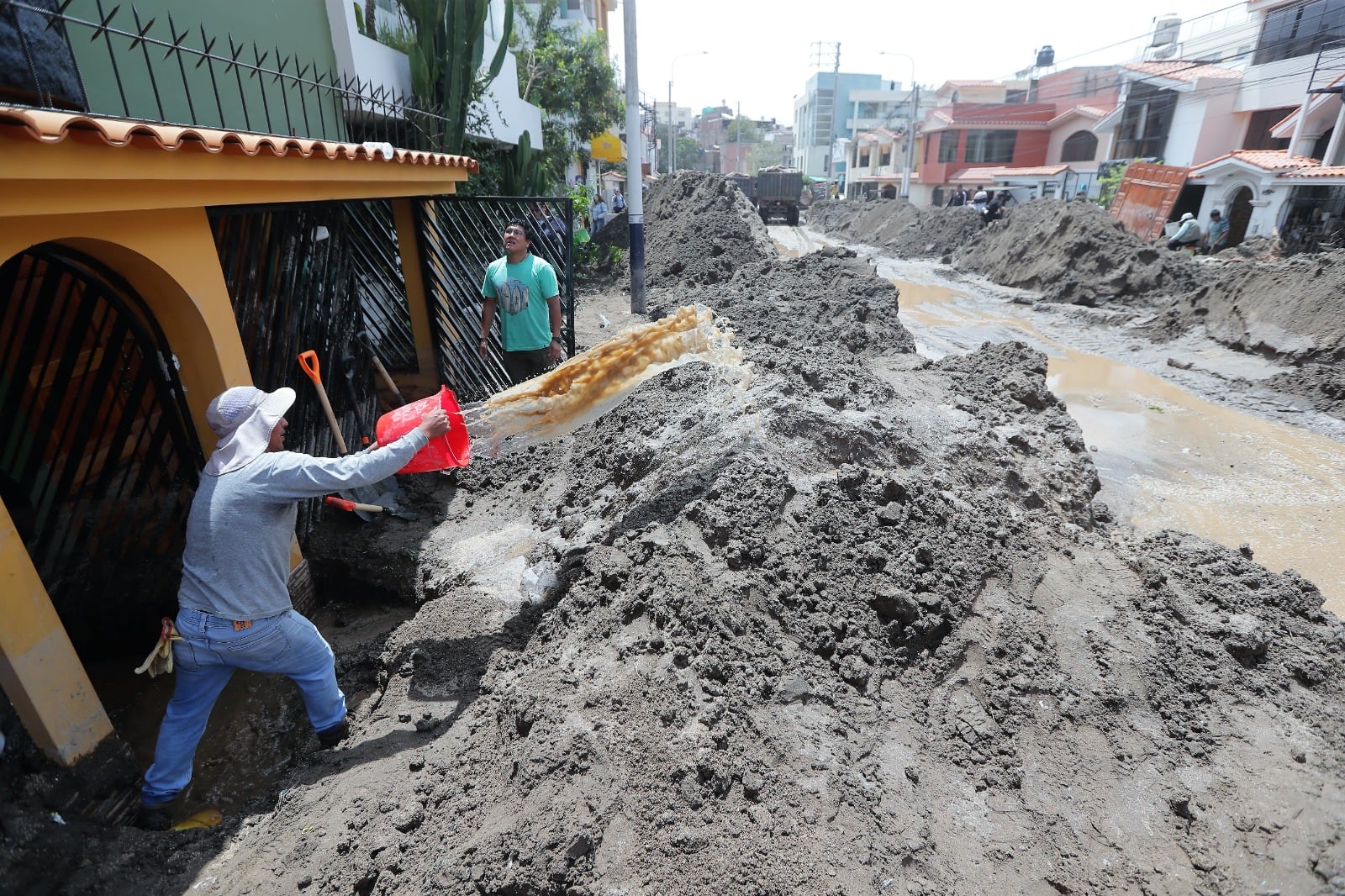 Vecinos de Arequipa participan en las labores de limpieza luego de que fuertes inundaciones arrasaran con todo a su paso. Foto: Omar Cruz /@photo.gec