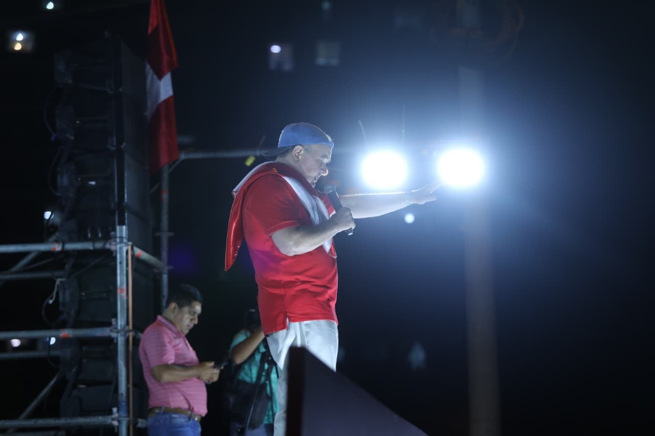 Cientos de personas se concentran en la Avenida de La Peruanidad en el Campo de Marte de Jesús María, para protestar contra el jefe de la ONPE Piero Corvetto y el presunto fraude reclamado por el partido de Renovación Popular.
Fotos: Julio Reaño/@photo.gec