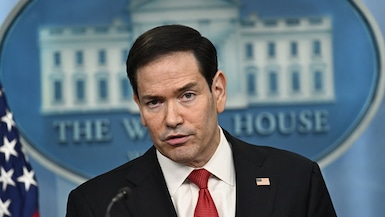 El secretario de Estado de Estados Unidos, Marco Rubio, habla durante una rueda de prensa en la Sala de Prensa Brady de la Casa Blanca en Washington, D.C., el 5 de mayo de 2026. (Kent NISHIMURA / AFP)