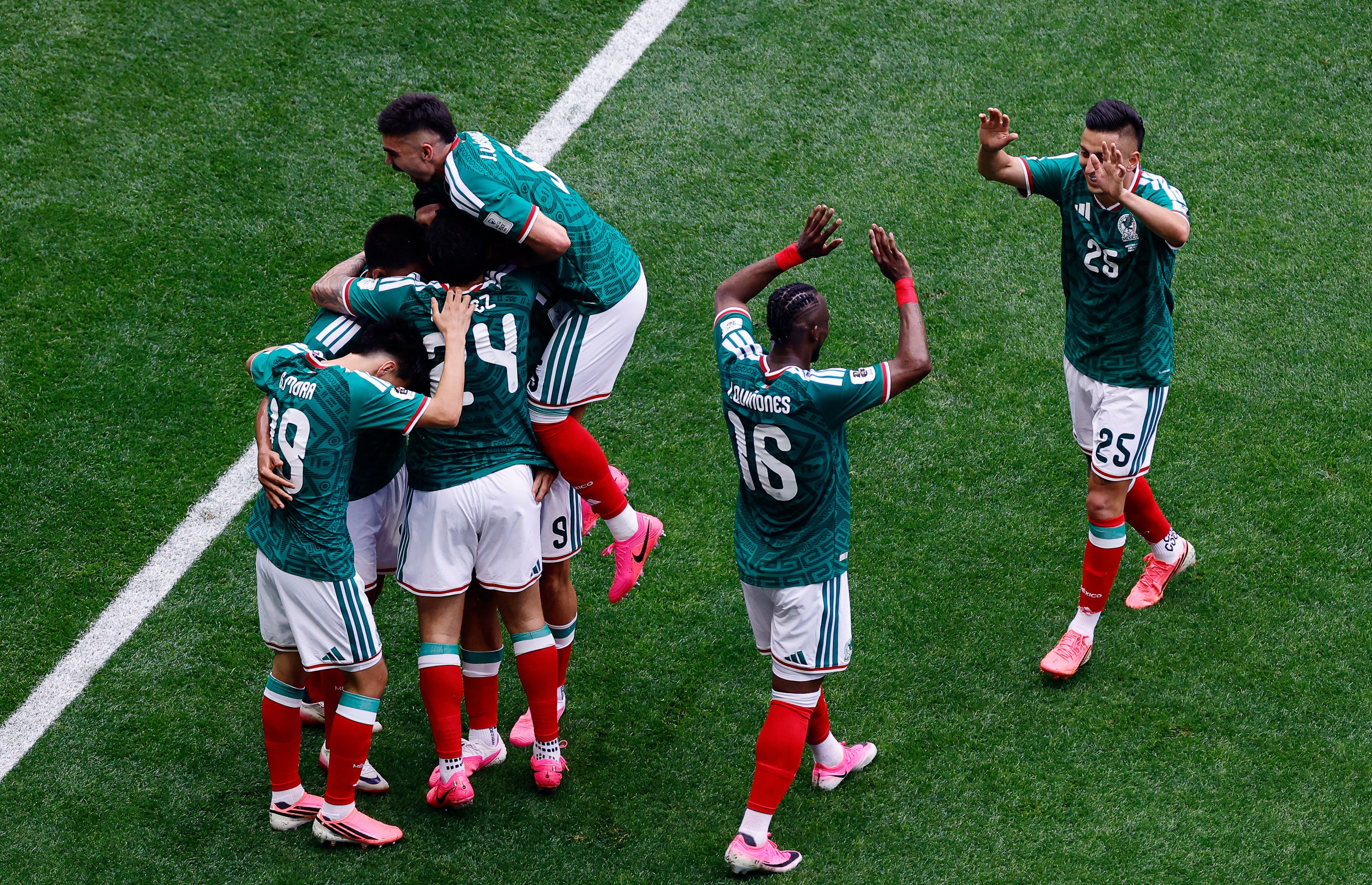 Los jugadores de México celebran el segundo gol del equipo, anotado por el delantero número 09, Raúl Jiménez, durante el partido de fútbol del Grupo A del Mundial 2026 entre México y Sudáfrica en el Estadio Ciudad de México, el 11 de junio de 2026. (Foto de Rodrigo Oropeza / AFP)