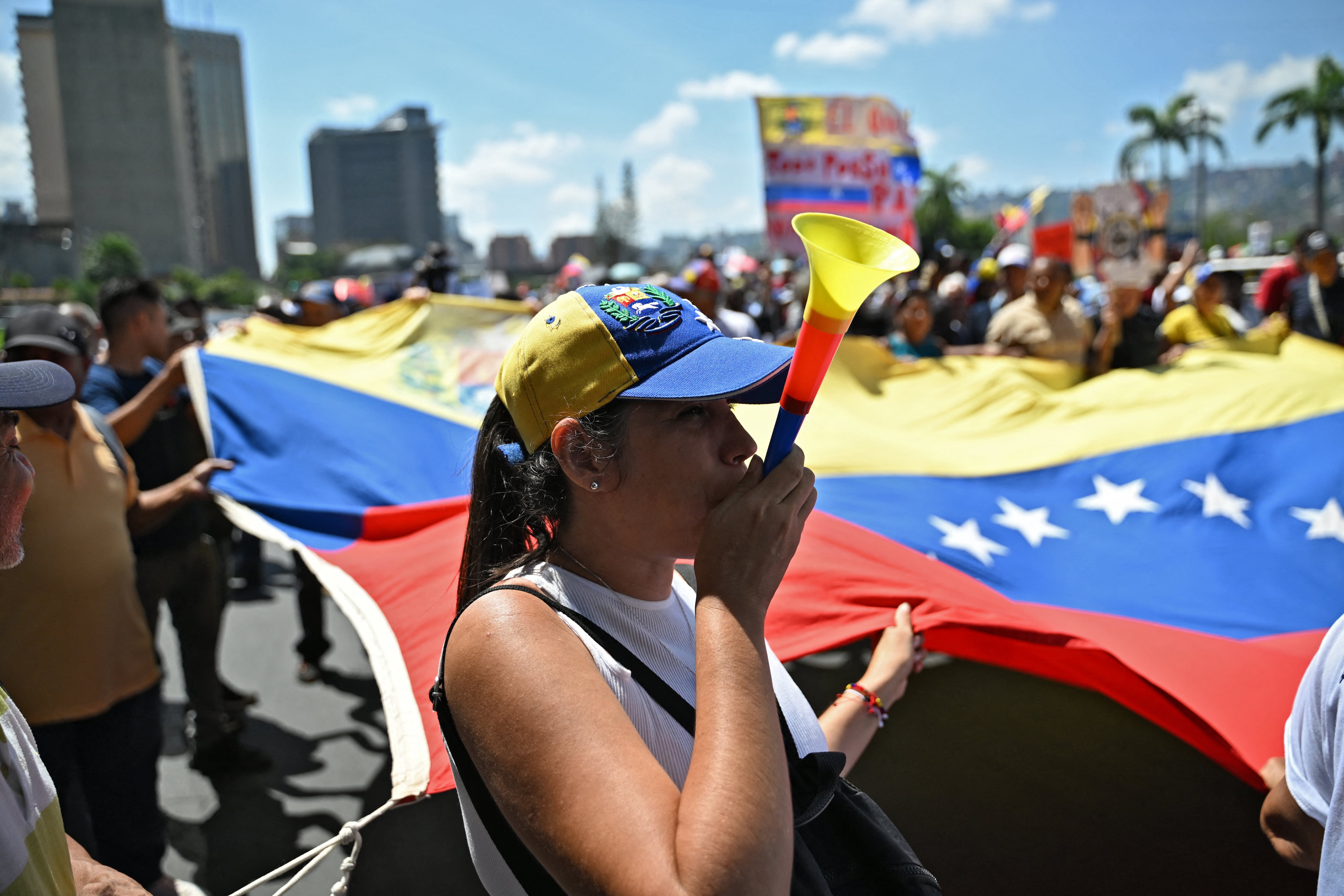 Las sanciones del Departamento del Tesoro estadounidense afectan fuertemente a los bancos y empresas que quieren utilizar servicios habituales en la economía internacional. (Foto de Juan Barreto / AFP).
