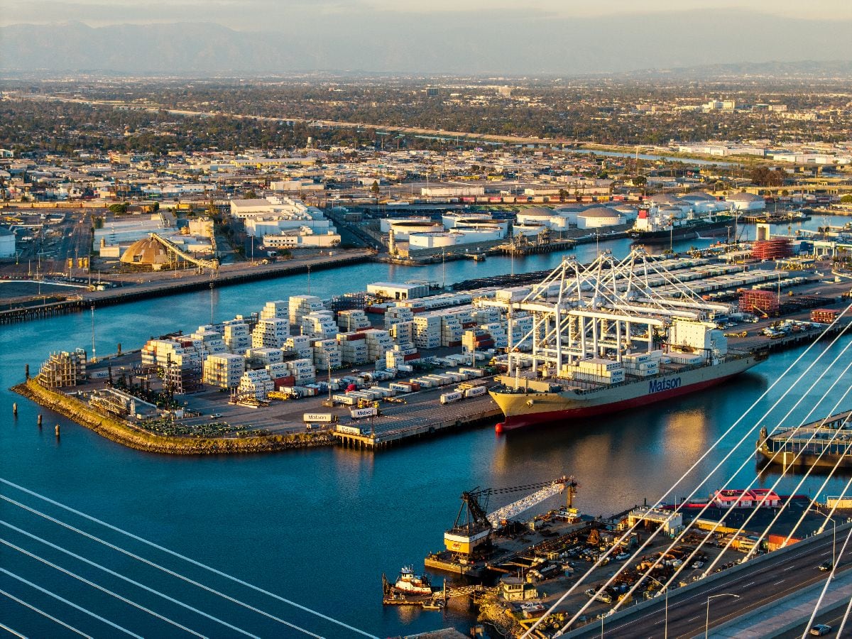 Contenedores de transporte marítimo en el puerto de Long Beach, California. Fotógrafo: Kyle Grillot/Bloomberg