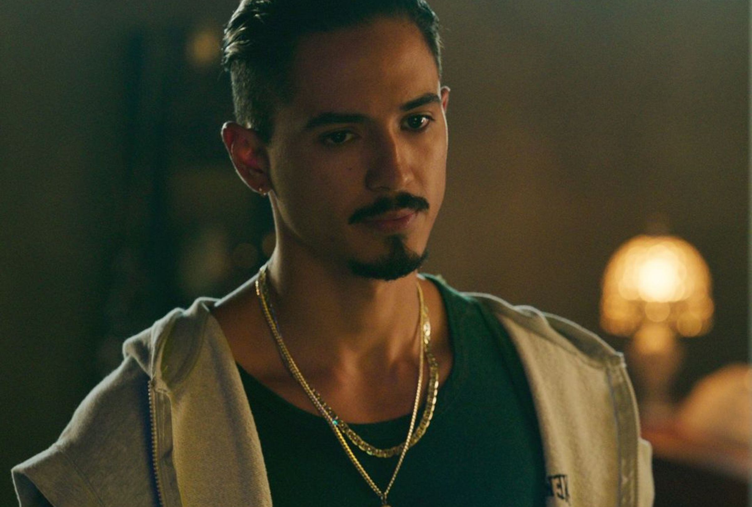 Joshua Okamoto como Javo en una escena de la serie “Los reyes de oriente” (Foto: Netflix)