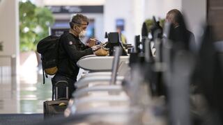 EE.UU. ordena a aerolíneas reembolsar vuelos cancelados por virus