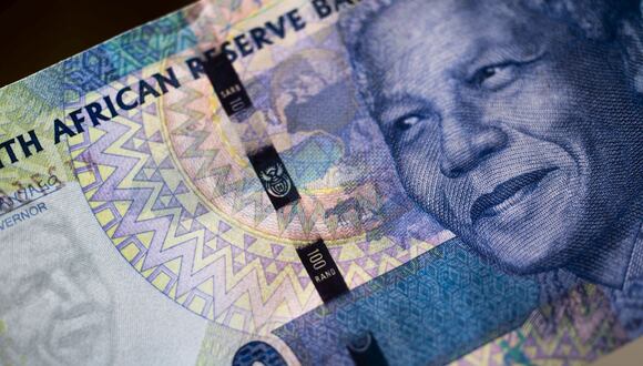 La imagen del ex presidente sudafricano Nelson Mandela aparece en un billete de 100 rands sudafricanos en esta fotografía arreglada en Pretoria, Sudáfrica, el miércoles 14 de agosto de 2019. Fotógrafo: Waldo Swiegers/Bloomberg