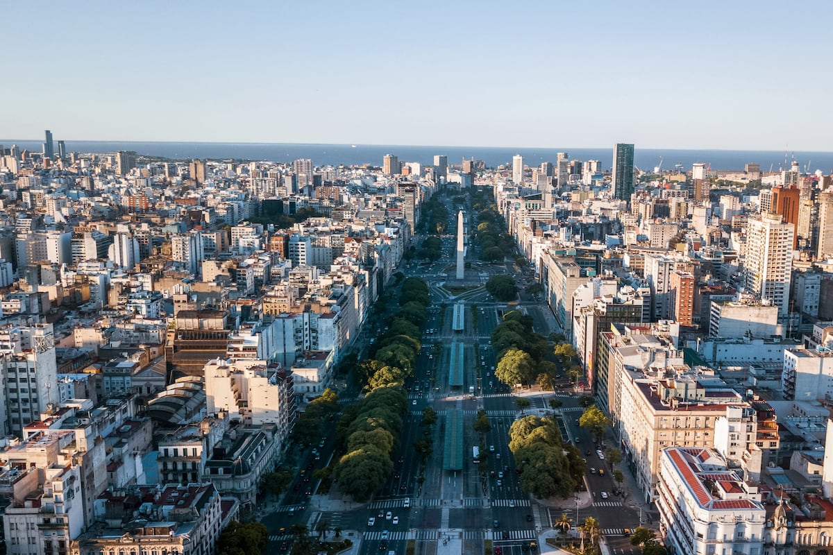 La inflación, de 12.7% en setiembre y 138% anualizada, es de las más altas del mundo. Saltó a dos dígitos en agosto, cuando el gobierno devaluó 20% el peso.