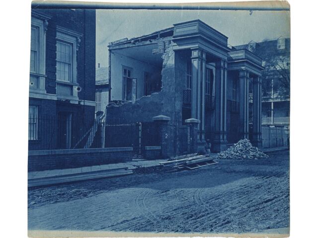 El terremoto de Charleston, Carolina del Sur, de 1886 fue uno de los más fuertes que se han registrado en el este de Norteamérica. El terremoto tuvo una magnitud de 7,3 y se sintió en una amplia zona, que abarcaba más de 500 millas cuadradas. El terremoto causó daños generalizados en Charleston, incluyendo el derrumbamiento de la mayoría de los edificios y la muerte de entre 60 y 100 personas. | Crédito: digital.library.sc.edu