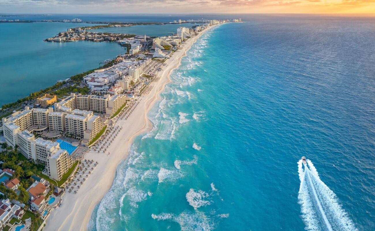 Cancún ofrece playas de arena blanca, aguas cristalinas y una amplia gama de actividades. Foto: Kayak