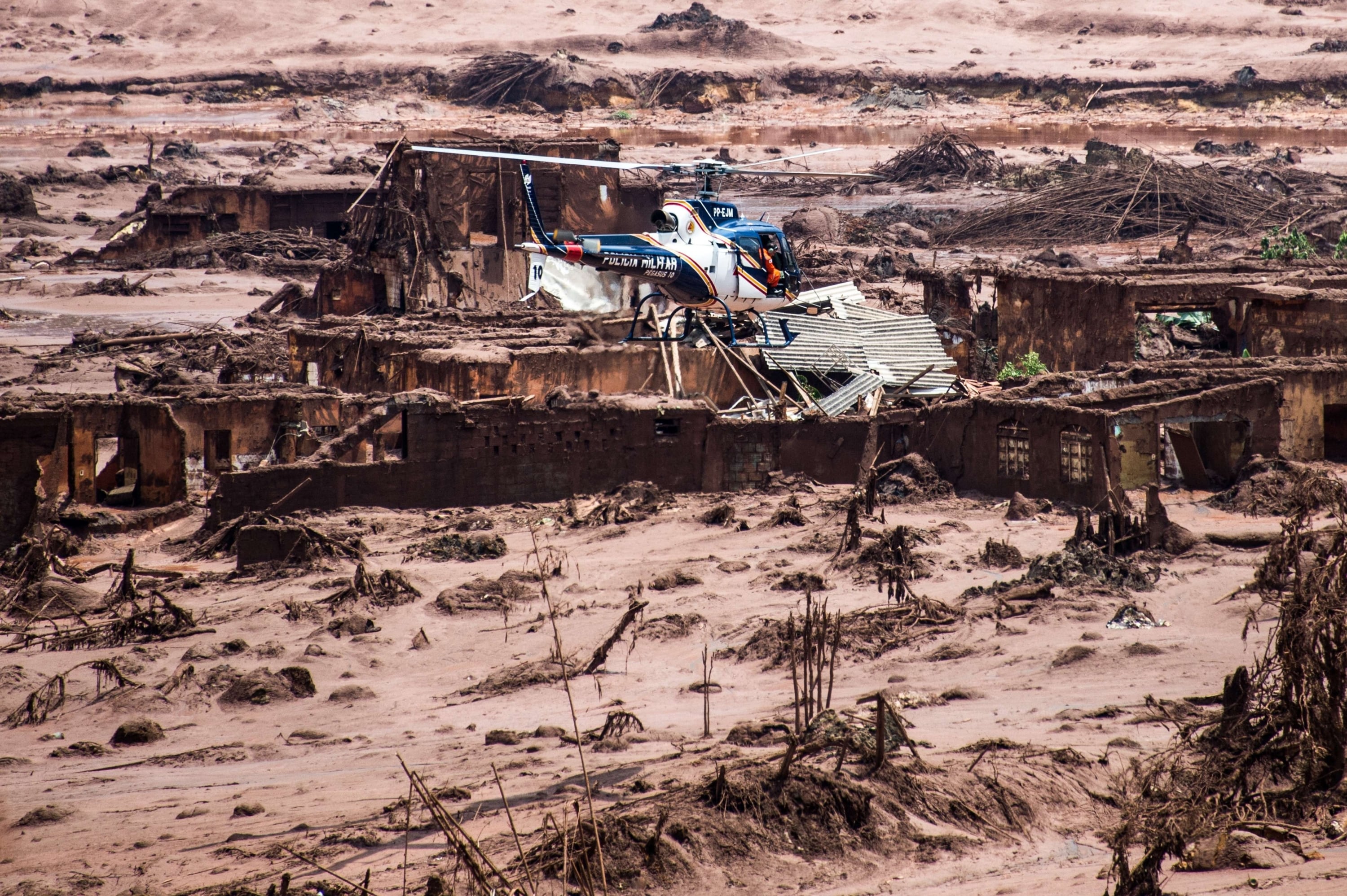 En 2015, la rotura de varios diques de la minera Samarco, controlada por Vale y BHP Billiton, causó 19 muertos en Mariana y provocó la mayor catástrofe ambiental de la historia de Brasil. (AFP)