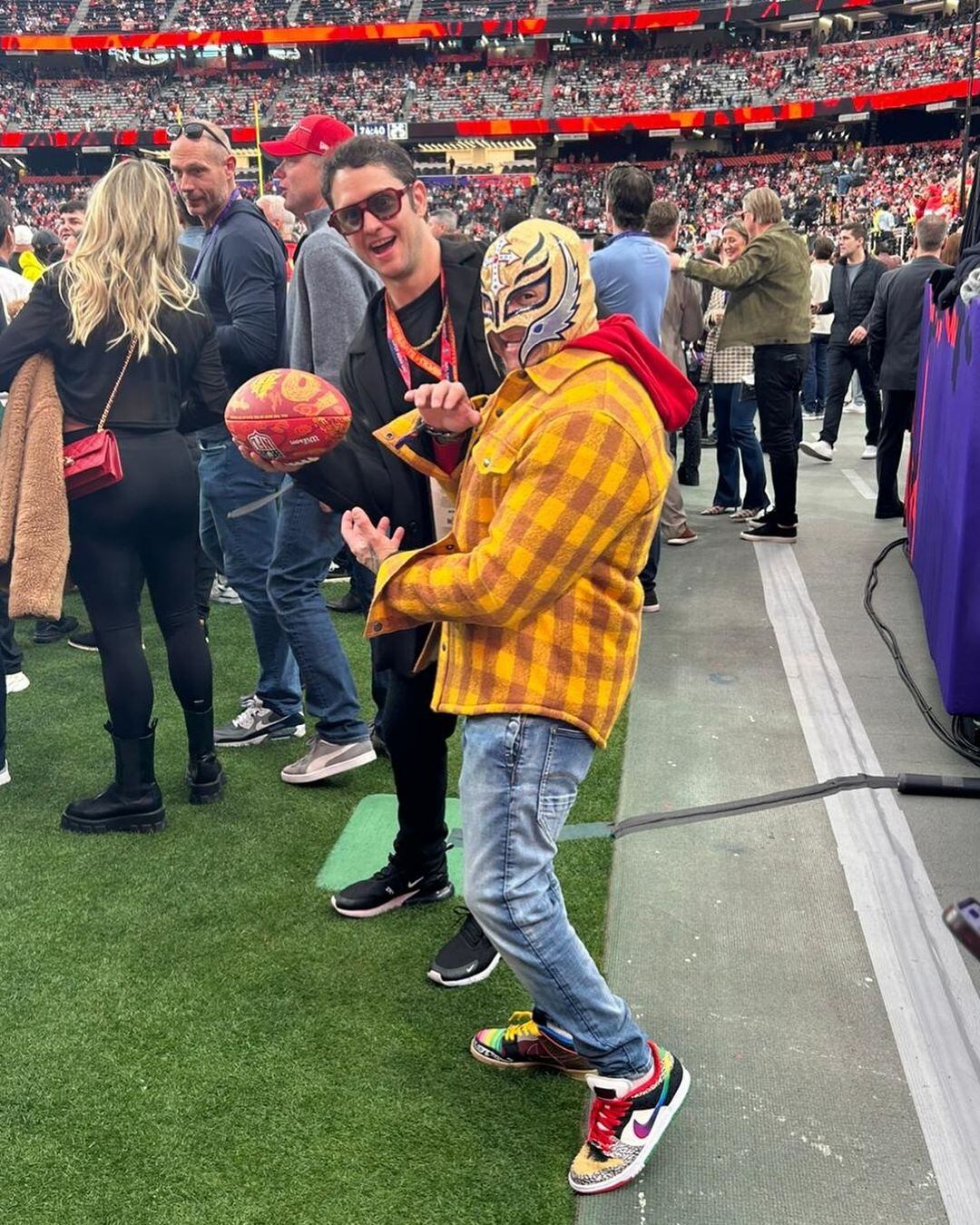 Christopher Uckerman y Rey Mysterio se encontraron en el Super Bowl 2024 (Foto: NFL en español / Instagram)