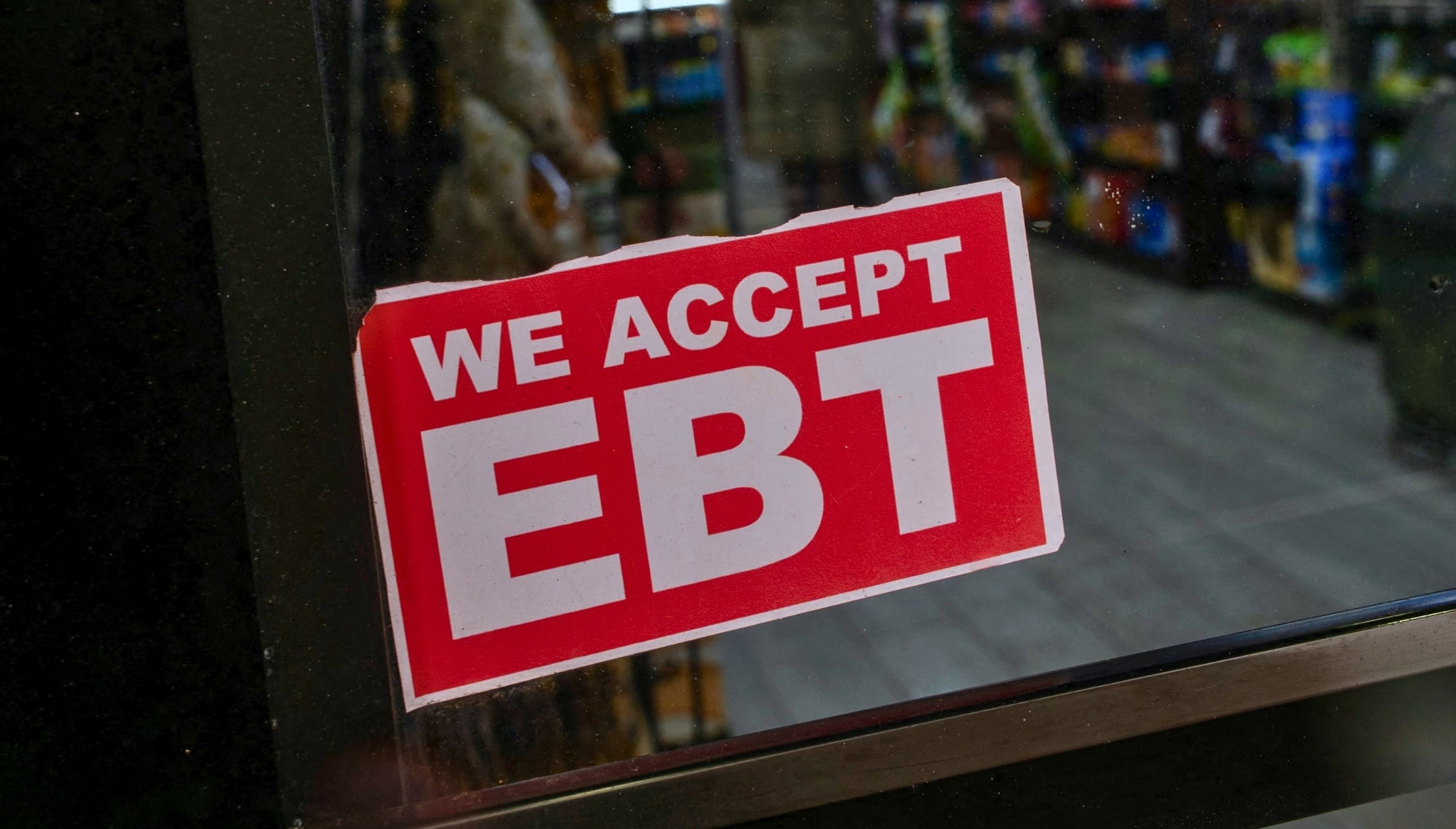 Son muchos los comercios en Nueva York que aceptan la EBT Card, donde se carga el saldo de SNAP (Foto: AFP)