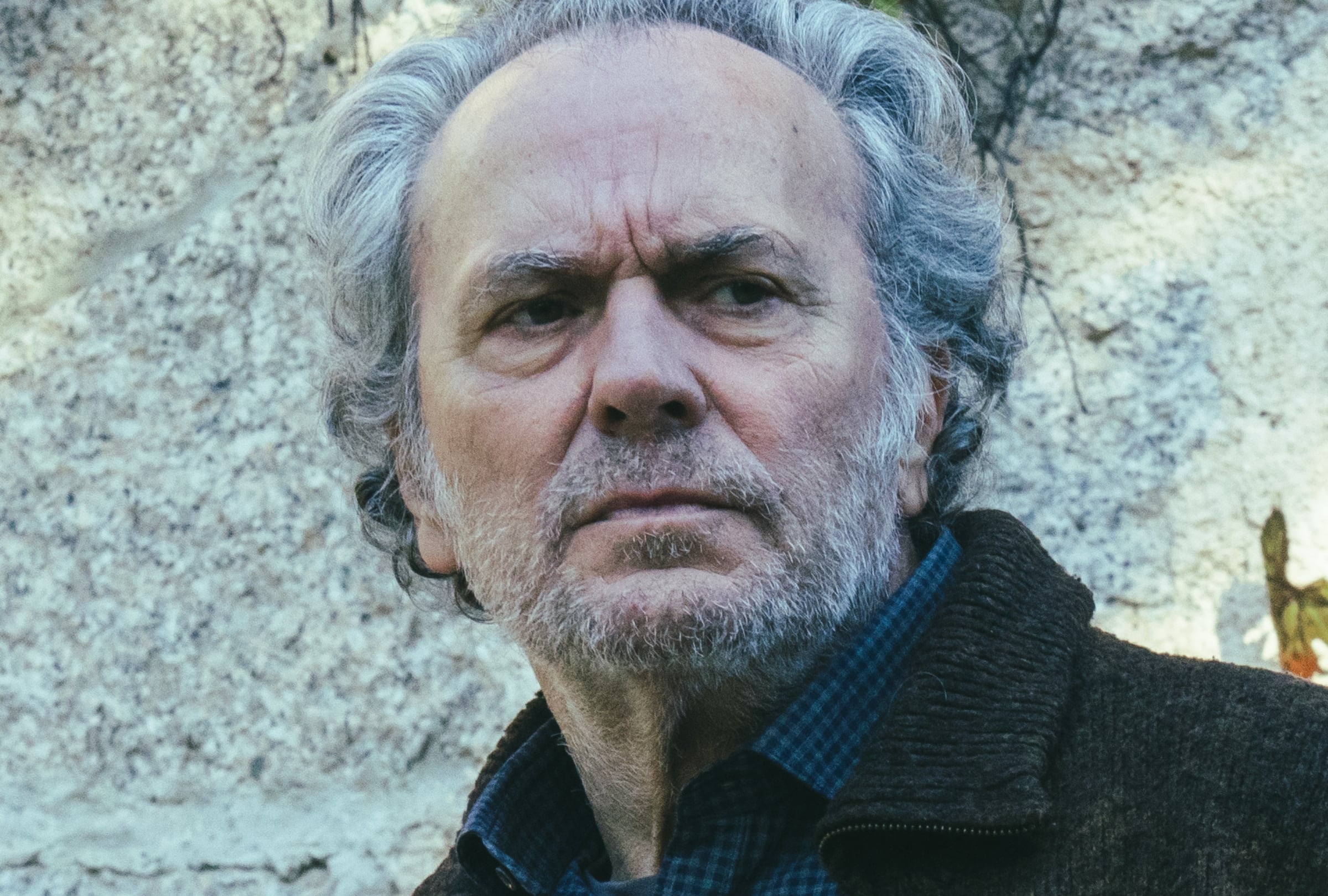Martín de la película española "Los creyentes" es un padre de familia que, desde que se retiró de la vida laboral, ha desarrollado una personalidad gruñona, agresiva y errática (Foto: El Desorden Crea / Netflix)