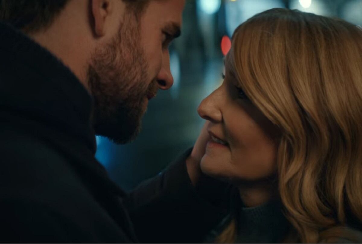 La película romántica "Una aventura en Marruecos" termina con un beso de Owen Brophy (Liam Hemsworth) y Katherine Loewe (Laura Dern) (Foto: Netflix)
