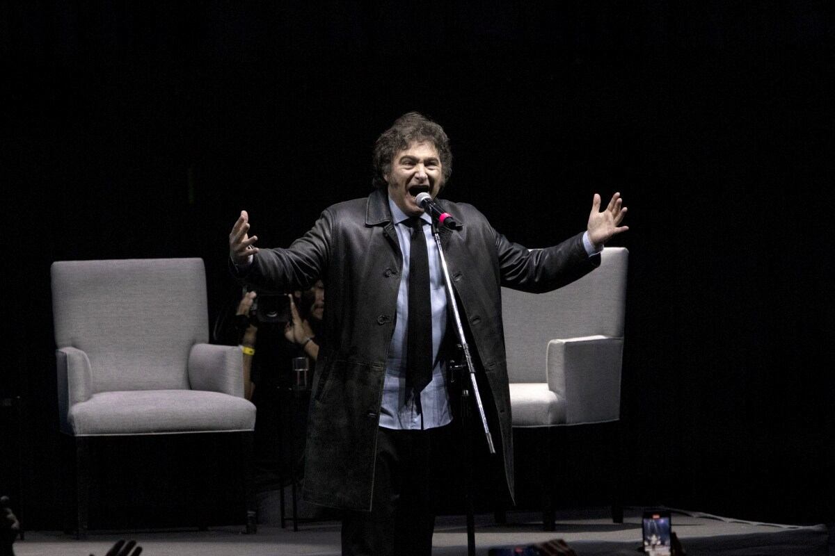 Javier Milei, presidente de Argentina, habla durante un evento de presentación de un libro en el estadio Luna Park de Buenos Aires, Argentina, el miércoles 22 de mayo de 2024. Desde que asumió el cargo en diciembre, Milei eliminó generosos subsidios a la energía y el transporte, congeló las obras públicas y devaluó la moneda, lo que permitió al gobierno lograr superávits fiscales mensuales entre enero y abril. Fotógrafo: Anita Pouchard Serra/Bloomberg
