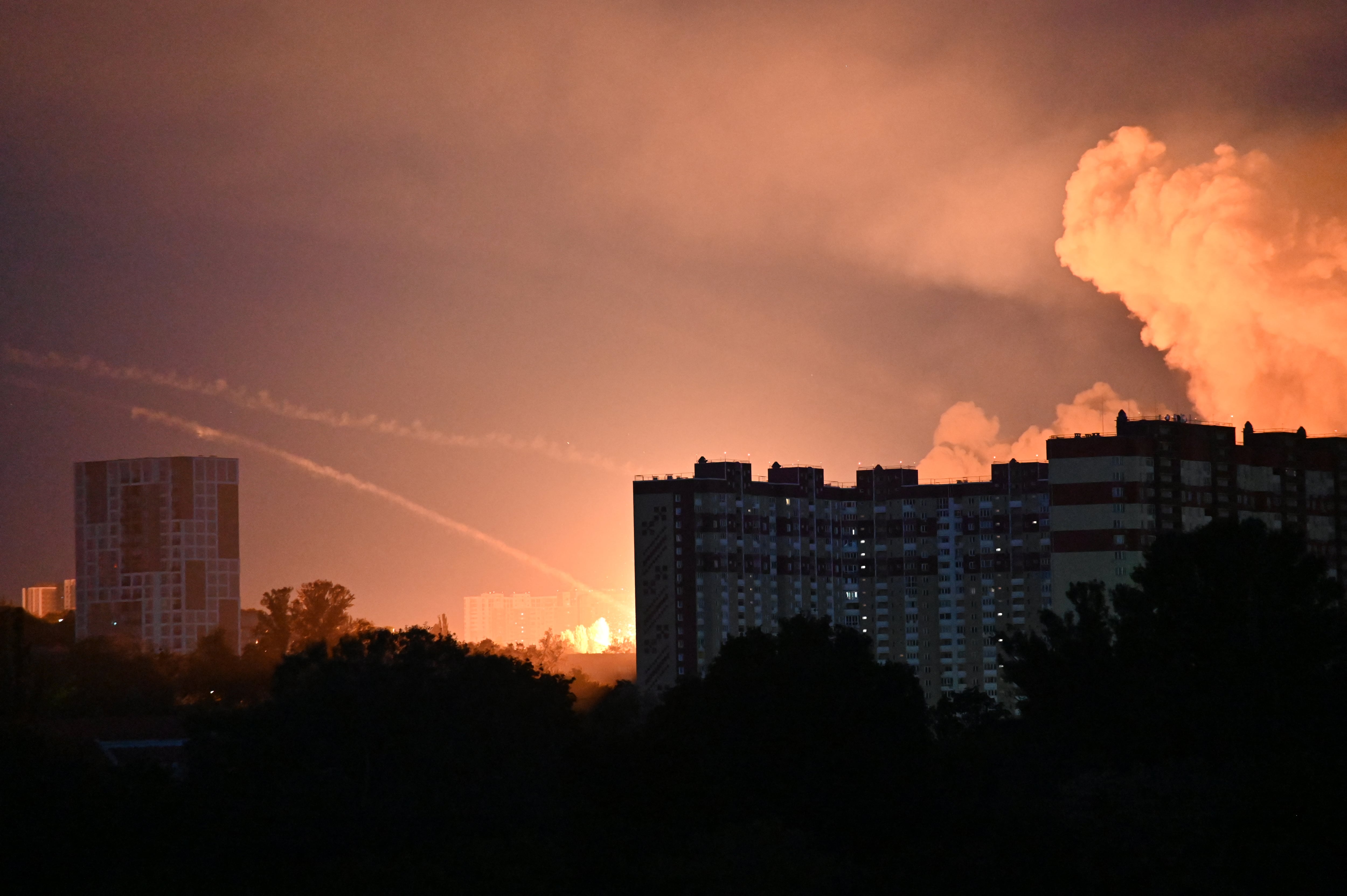 Esta fotografía muestra ataques con misiles de Rusia en Kiev el 2 de junio de 2026, en medio de la invasión rusa de Ucrania. (Foto de Sergei SUPINSKY / AFP).