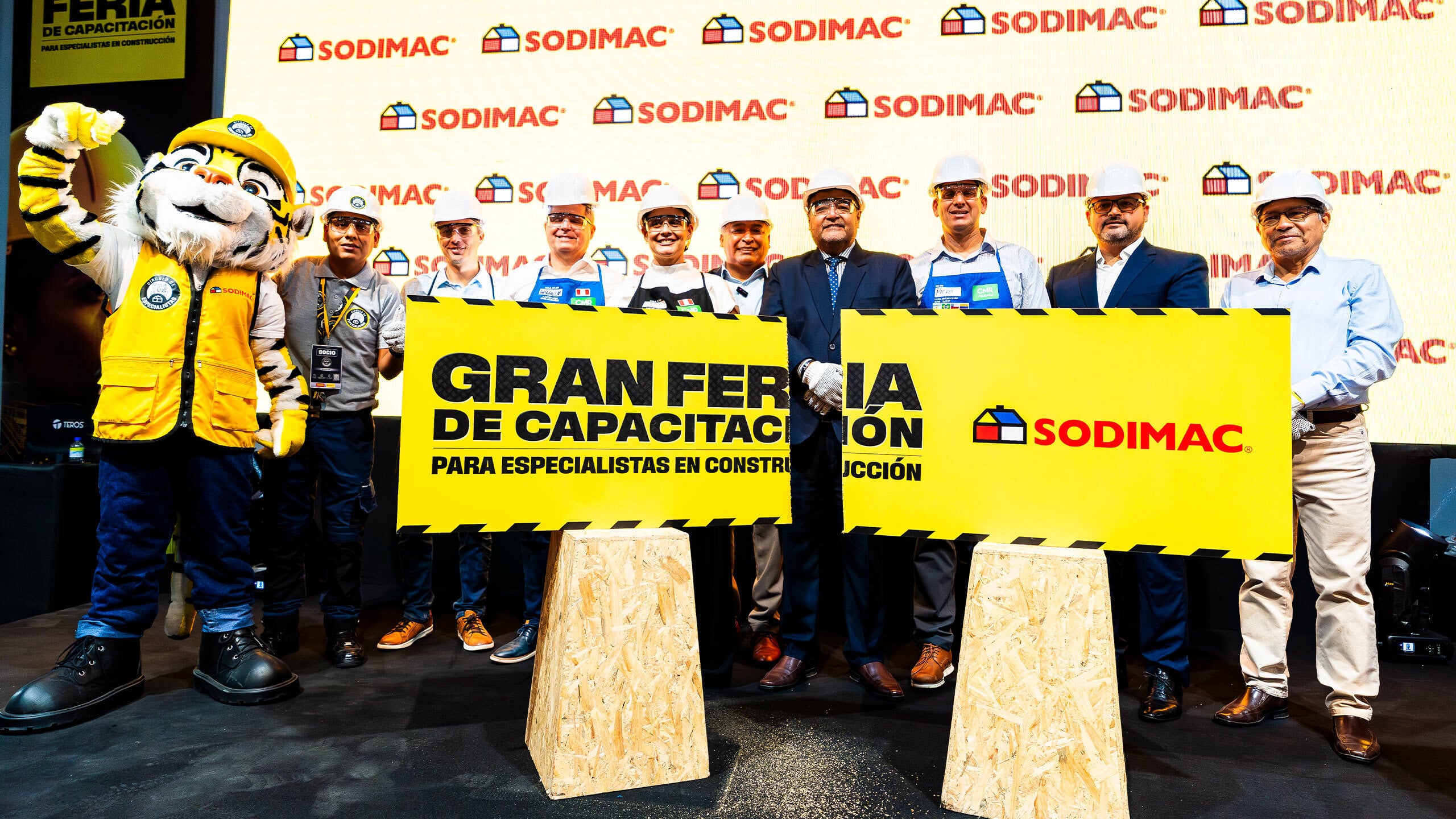 De izquierda a derecha: El Garras – mascota oficial del Círculo de Especialistas de Sodimac, Orlando Morales – miembro del Círculo de Especialistas de Sodimac, Adolfo Olaechea – Gerente Comercial de Construcción y Ferretería de Sodimac Perú, Wilhelm Ramberg – Gerente General de Sodimac Perú, Claudia Maldonado – Gerente de Marketing de Sodimac Perú, Miguel Raúl Diaz Ramos – Gerente General del Instituto CAPECO, Roberth Montoya – Primer Regidor de la Municipalidad Distrital de San Borja, Piero Campos – Gerente Comercial de Sodimac Perú, Dr. Alejandro Arrieta Pongo – Gerente General del CONAFOVICER – Fondo de Trabajadores de Construcción Civil, Oscar Badillo – Coordinador de la Unidad de Educación Comunitaria del Ministerio de Educación.