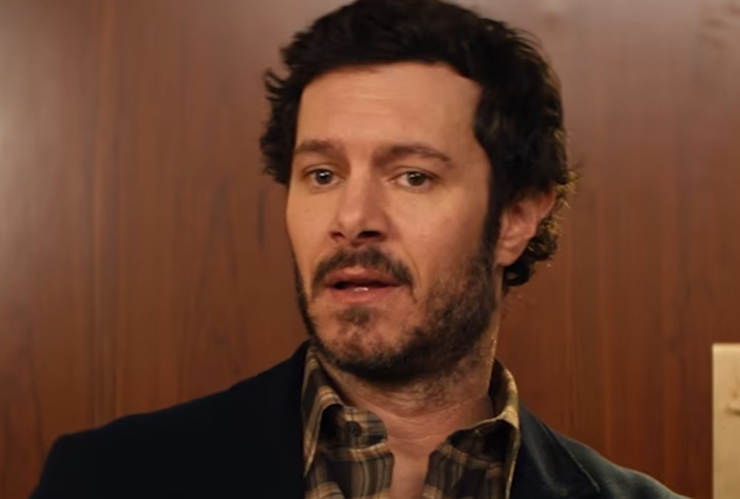 Adam Brody como Noah Roklov en una escena de la tercera temporada de la serie "Nobody Wants This" (Foto: 20th Television / 3 Arts Entertainment / Steve Levitan Productions / Netflix)