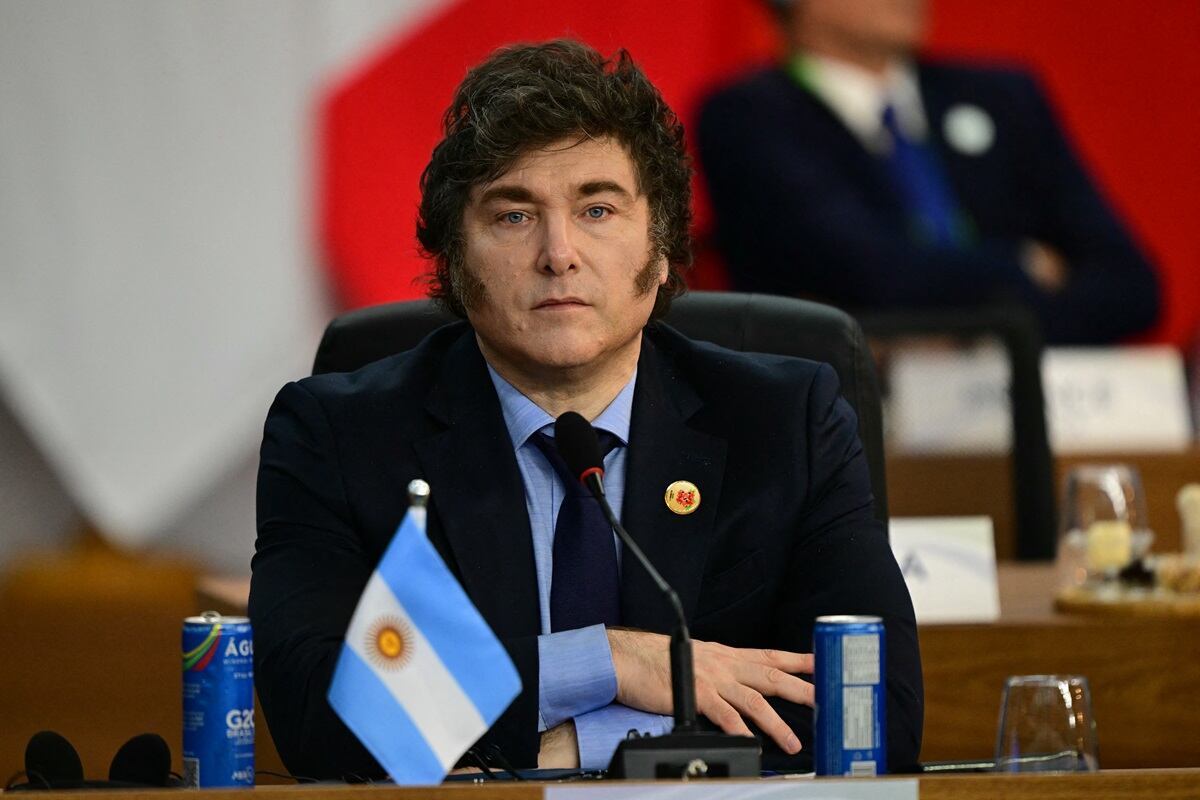 El presidente de Argentina, Javier Milei, observa durante la segunda sesión de la Reunión de Líderes del G20 en Río de Janeiro, Brasil, el 18 de noviembre de 2024. (Foto de Pablo PORCIUNCULA / AFP)