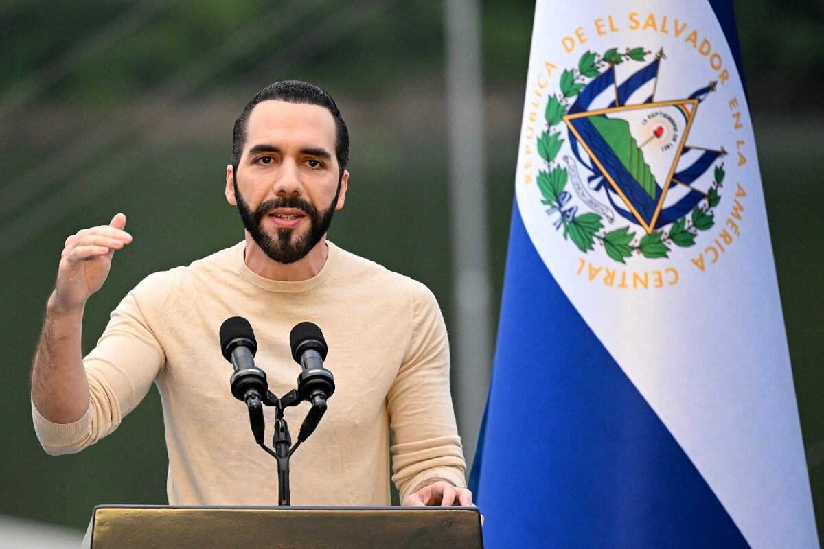 El presidente de El Salvador, Nayib Bukele, pronuncia un discurso en la Central Hidroeléctrica 3 de Febrero en San Luis de la Reina, El Salvador, el 19 de octubre de 2023. (Foto de Marvin RECINOS / AFP)