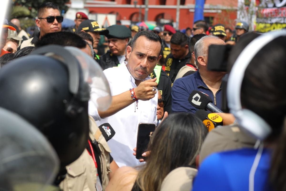 El presidente José Jerí declara a los medios de comunicación tras sostener reuniones con representantes de transportes. Habló sobre su reunión no registrada con empresario chino. Fotos: Antonio Melgarejo/ @photo.gec