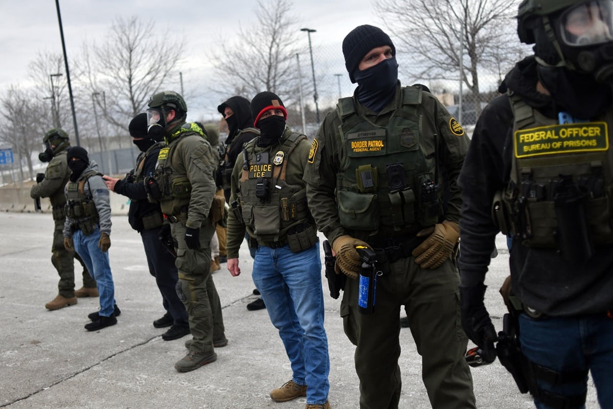Agentes del orden público federal se enfrentan a manifestantes anti-ICE durante una manifestación frente al edificio federal Bishop Whipple en Minneapolis, Minnesota, el 15 de enero de 2026. (Octavio JONES / AFP)